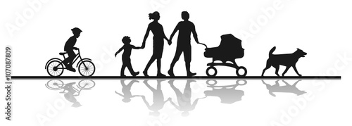 Familie mit Kinderwagen und Hund