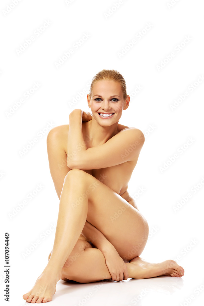 Obraz premium Smile nude woman sitting on the floor