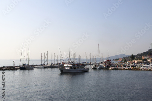 Причал и пристань с яхтами и лодками © uliabond