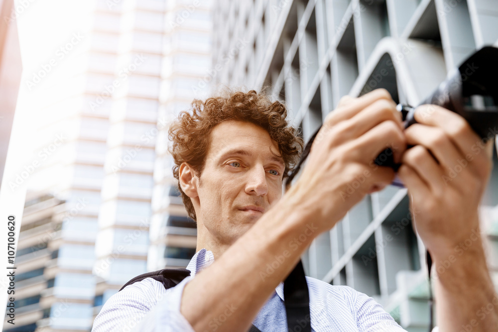 Obraz premium Male photographer taking picture