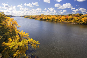 Papier peint photo Rivière Mississippi en automne au Minnesota  © PhotoImage