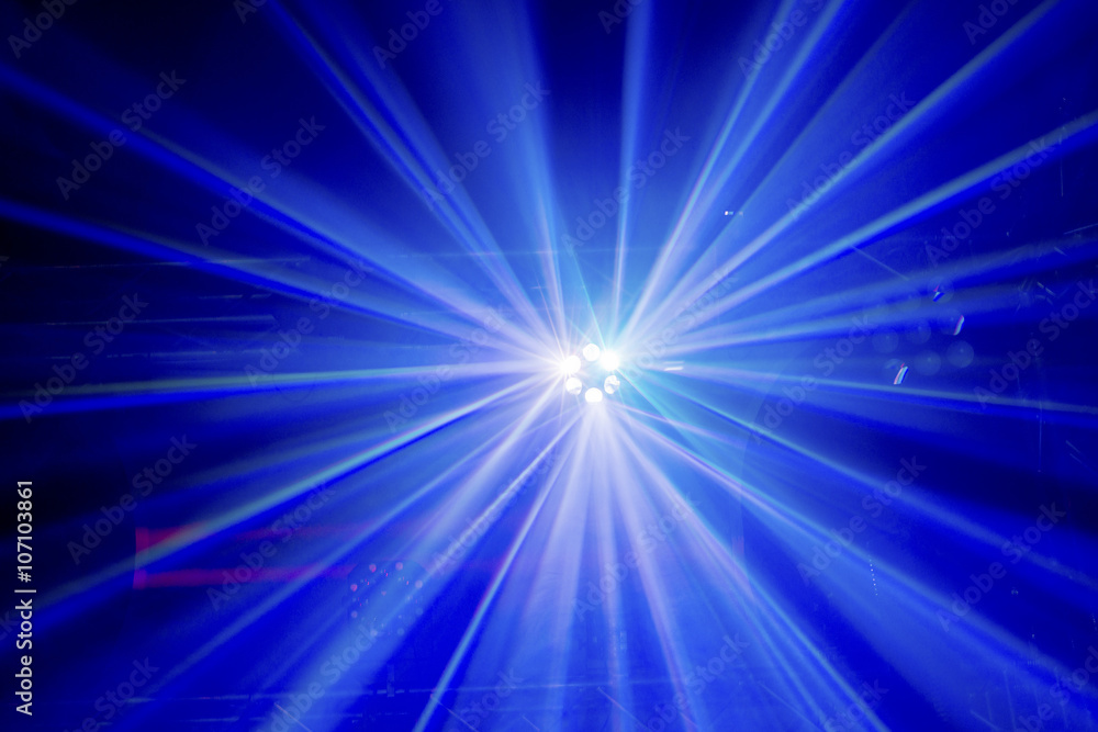 Obraz premium Light rays from a stage lighting show