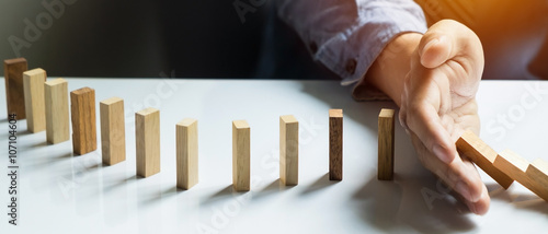 Foto businessman hand stop dominoes continuous toppled, Panoramic com