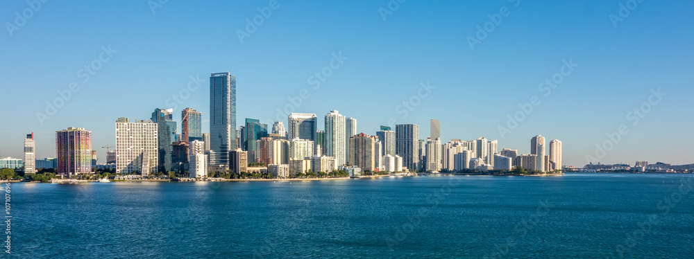 Fototapeta premium Panoramę miasta Miami na Florydzie rano z błękitne niebo