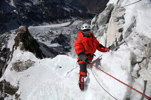 Bild auf Leinwand Khumbu, Nepal - Dec 17, 2013: Unidentified rock climber in fully Everest down su