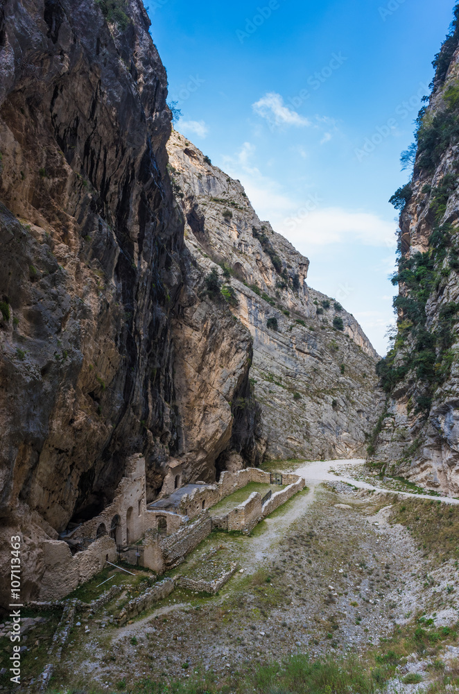 Gole di Fara San Martino e rovine del monastero - Parco Nazionale della Majella (Abruzzo, Italia)