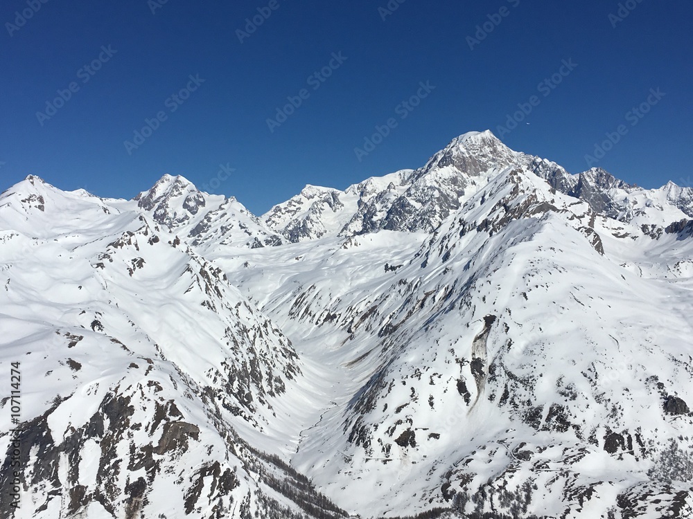 La catena montuosa del Monte Bianco in inverno