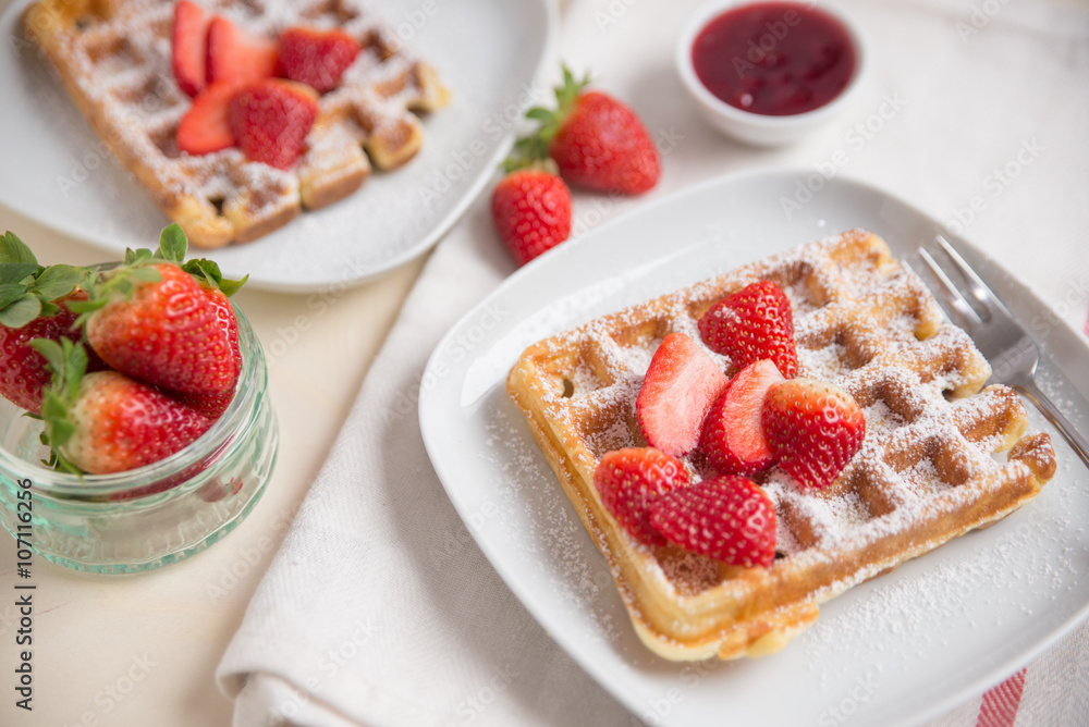 Belgische Waffeln mit frischen Erdbeeren Stock-Foto | Adobe Stock