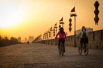 Wandcirkels China Fietsers op stadsmuur Xian bij zonsondergang  © grafixme