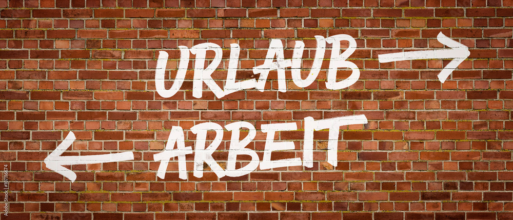 Obraz premium Schrift auf Backsteinmauer - Urlaub oder Arbeit