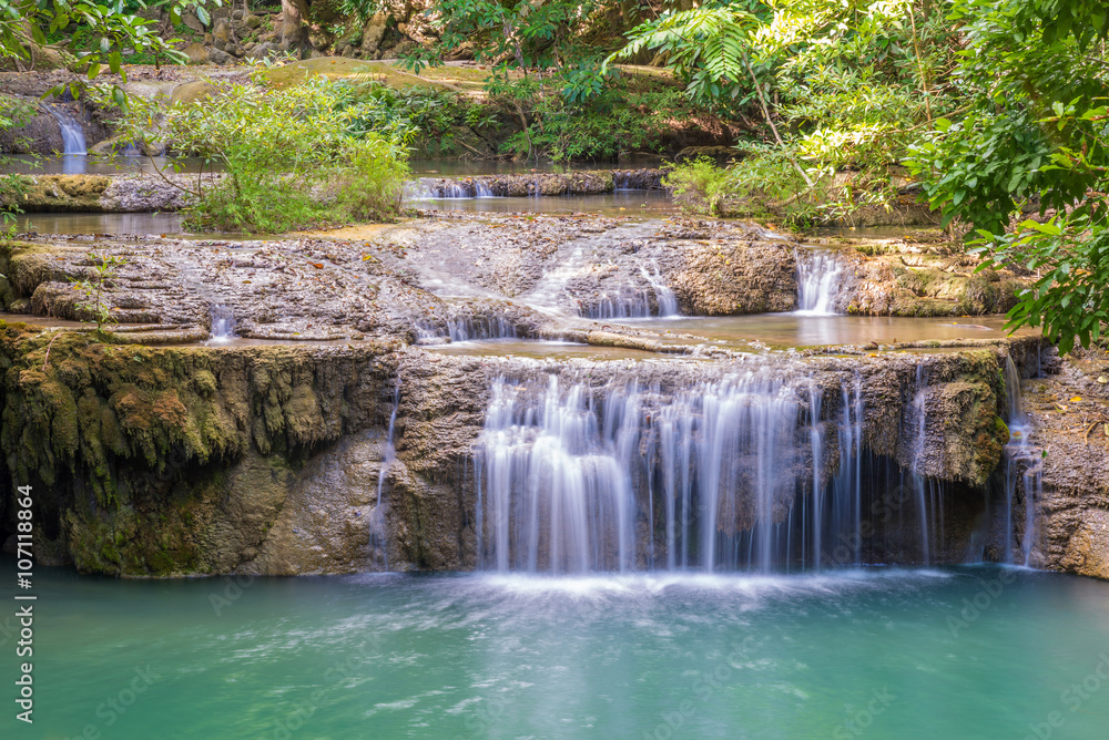 Fototapeta premium Siklawa w Głębokim lesie przy Erawan siklawy parkiem narodowym