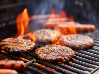 Stickers Grill / Barbecue Hamburgers en hotdogs op vlammen  © Joshua Resnick
