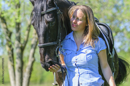 Reiterin belohnt ihr Pferd mit etwas Leckerem