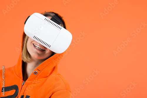 lächelnde junge frau mit virtual reality brille photo