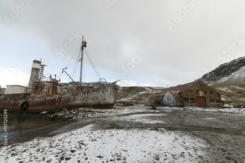 Bateau de chasse à la balaeine, Base Grytviken, ancienne station baleinière, Georgie du Sud photo