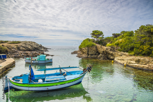 bateaux de pêche amarrés dans une crique © Photo Feats