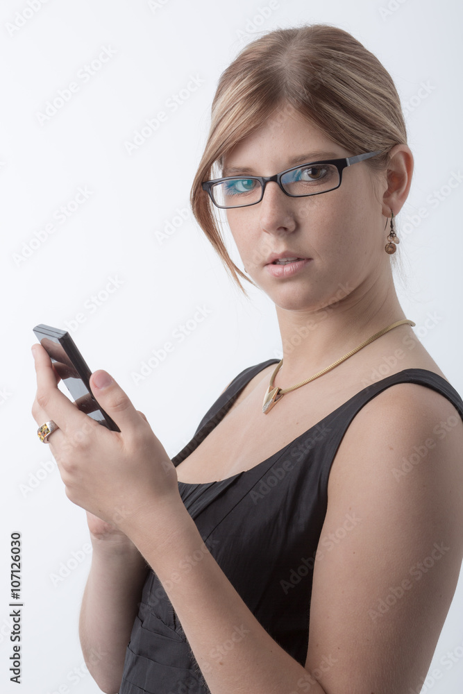Junge blonde Frau mit Brille zeigt einen Taschenrechner Junge blonde Frau mit Brille zeigt einen Taschenrechner