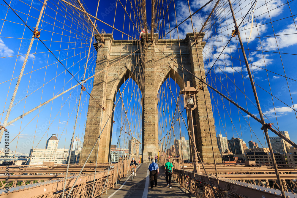 Fototapeta premium Walking at Brooklyn Bridge