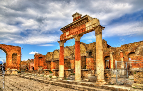 Fotografia Ancient ruins of the Forum in Pompeii