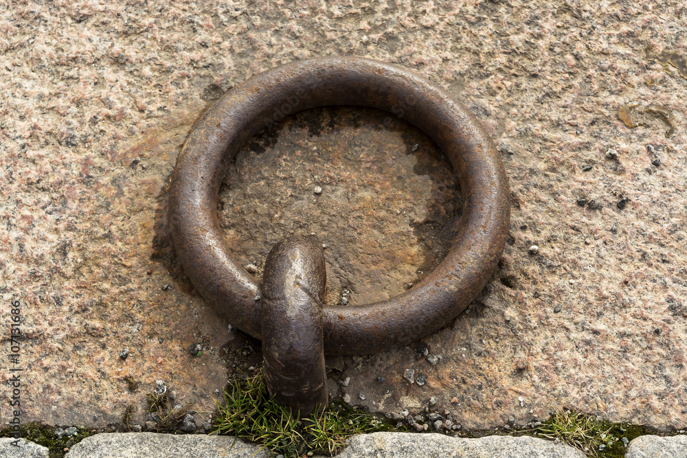 Obraz premium Wrought iron ring for mooring the yacht at pier