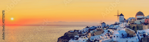 Fototapeta Santorini, Grecja - Oia o zachodzie słońca, panorama