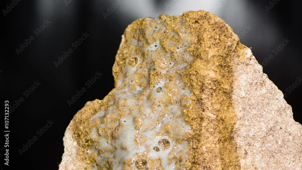 Vídeo do Stock Limestone reacting with hydrochloric acid. Timelapse