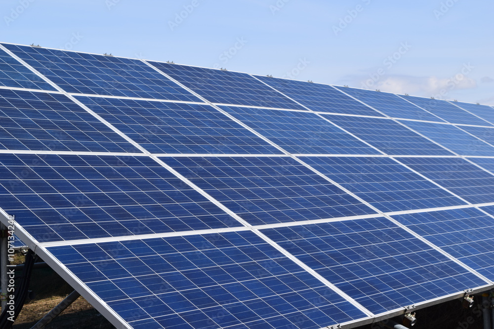 太陽光発電/山形県の庄内地方で、太陽光発電用ソーラーパネルの風景を撮影した写真です。 太陽光発電/山形県の庄内地方で、太陽光発電用ソーラーパネルの風景を撮影した写真です。