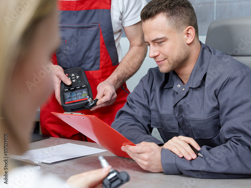 Advising customers in a garage photo