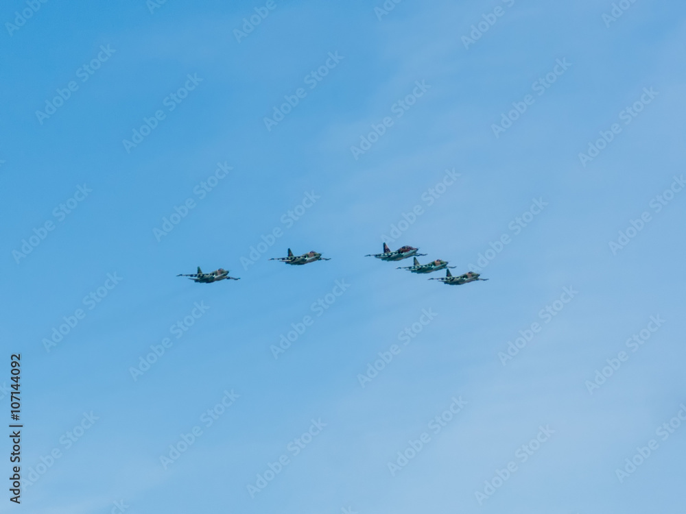 Obraz premium 5 Su-25SM (Frogfoot) jet aircrafts fly on blue sky background 
