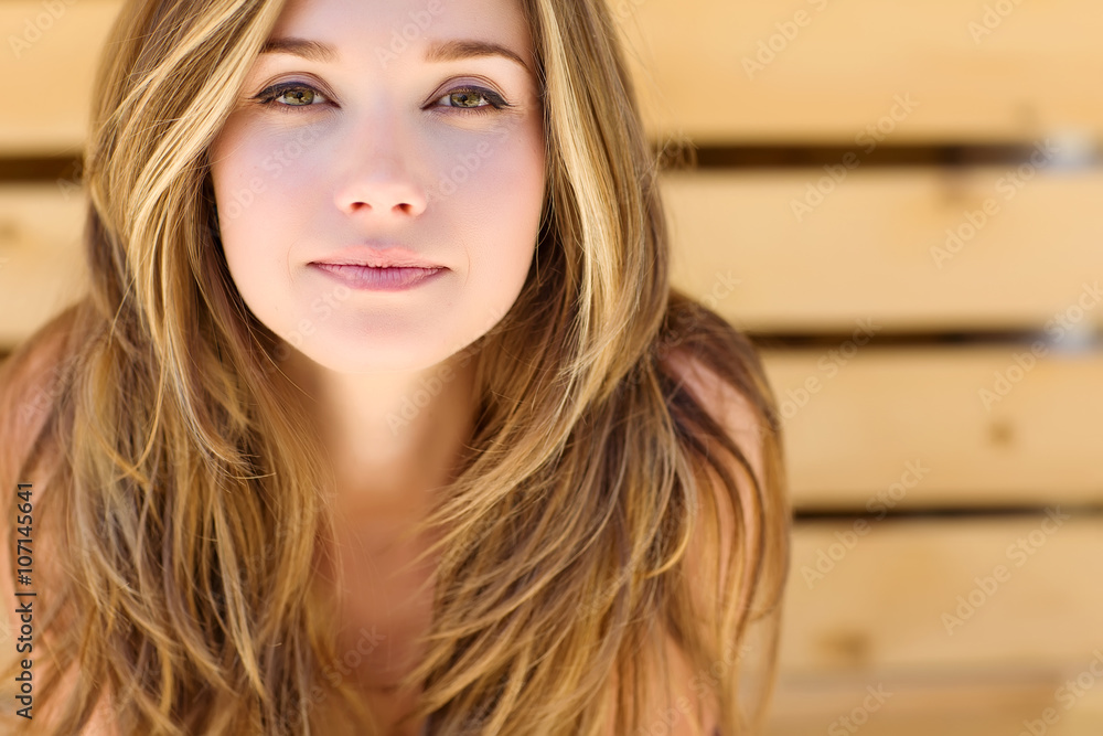 Fototapeta premium portret pięknej kobiety drewniane tła
