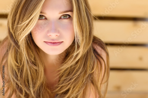 Fotografia portrait of a beautiful woman wooden background