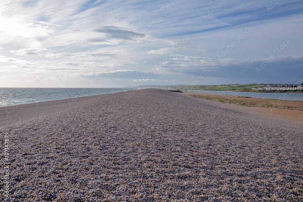 Obraz premium top of the dune on Chesil beach separating Fleet Lagoon from the sea Weymouth, Dorset, England