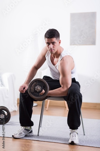 Lifting dumbbell at home