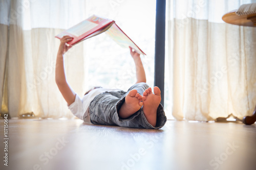 niño leyendo un libro en casa