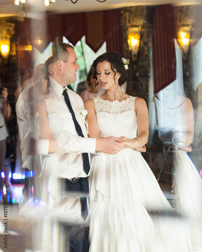Naklejka premium tender first dance of fashionable beautiful happy bride and groo
