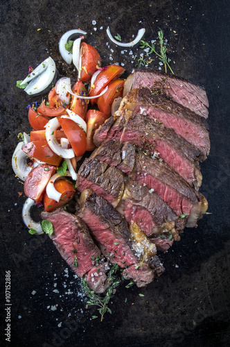 Entrecote Double Streak mit Tomaten und Zwiebeln photo