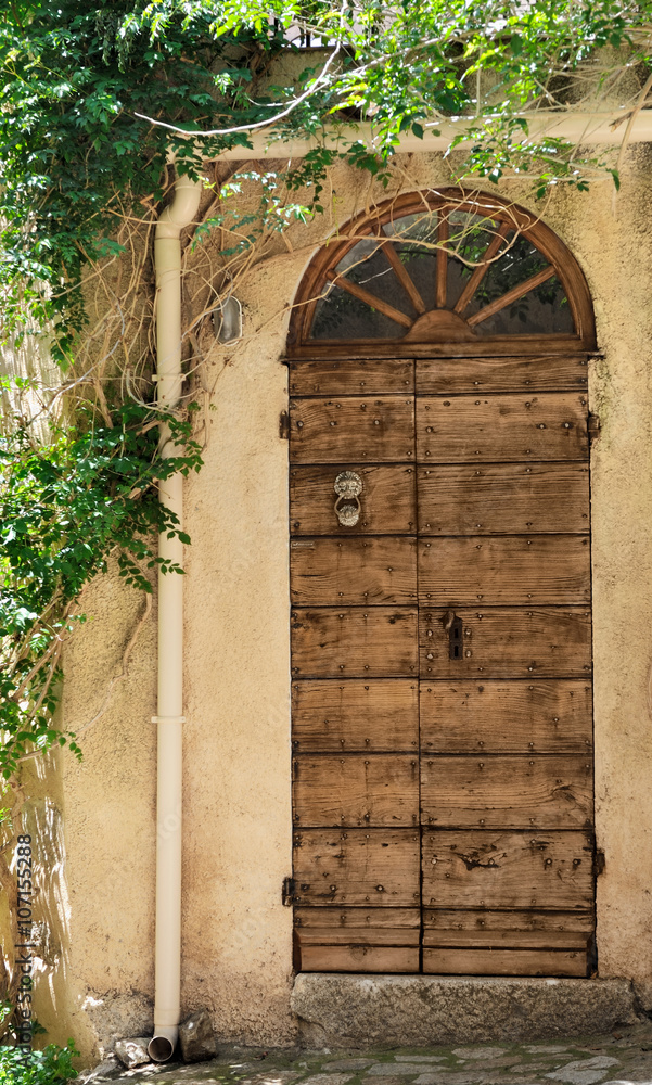 porte d'entrée en bois d'une maison dans village Corse Stock Photo | Adobe  Stock