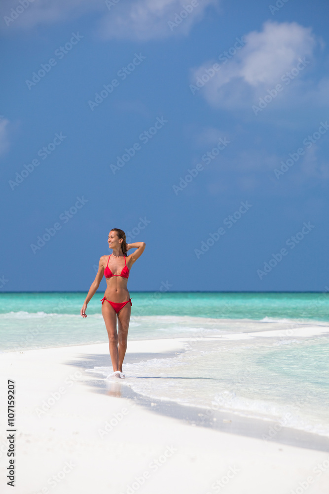 femme se promenant sur une plage de rêve