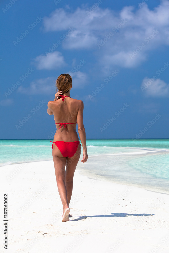 femme sur une plage paradisiaque femme sur une plage paradisiaque