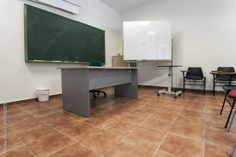 AULA DE EDUCACIÓN CON PIZARRAS AULA DE EDUCACIÓN CON PIZARRAS