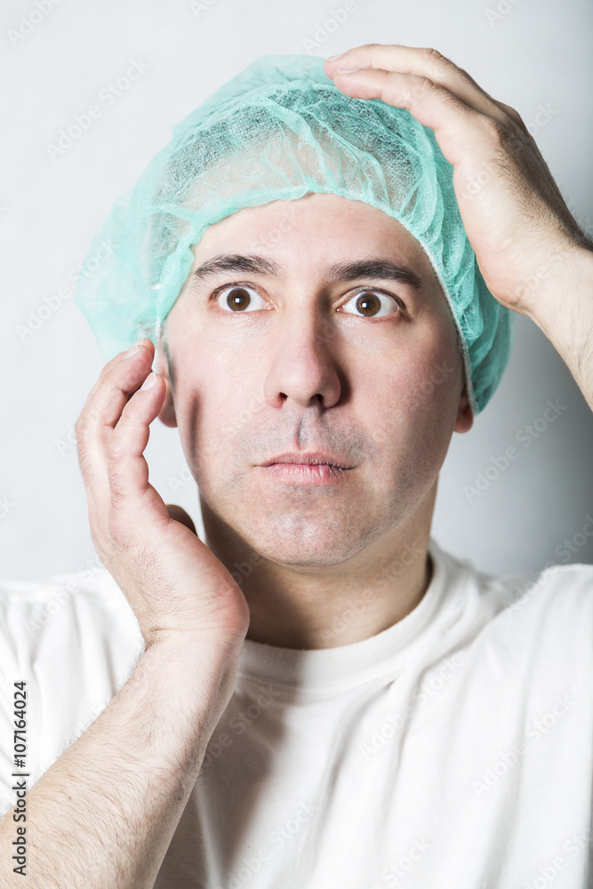 Obraz premium Funny strange patient in a medical cap