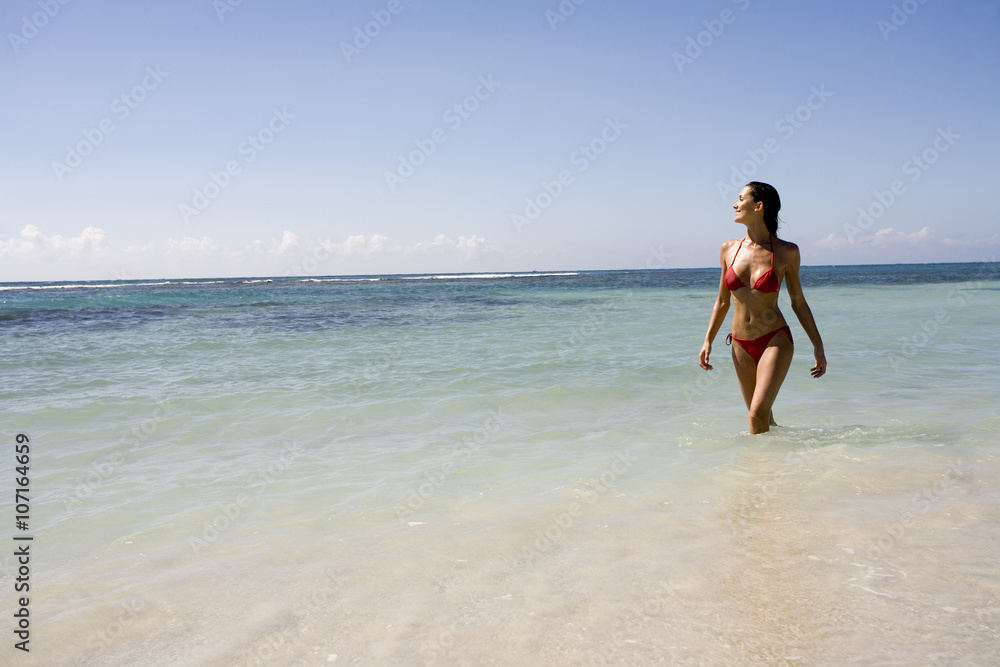 belle femme en maillot à la plage