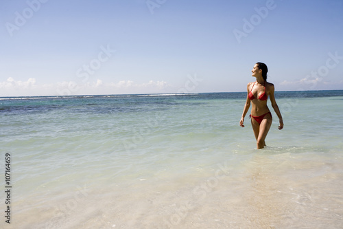 belle femme en maillot à la plage © plprod