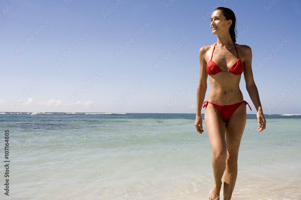 belle femme en maillot à la plage Stock Photo | Adobe Stock