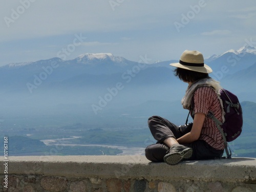 Jeune femme en voyage dans la montagne