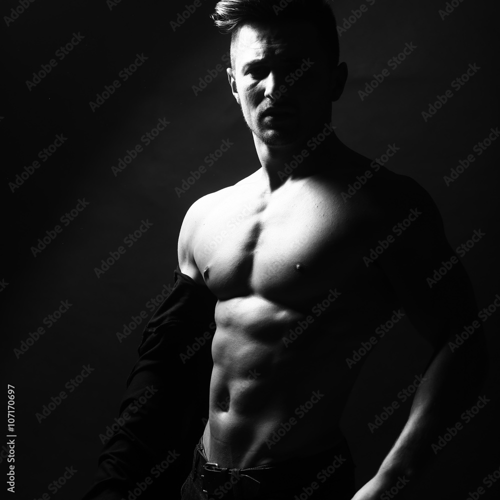 Fototapeta premium Seksowny mężczyzna z nagim torsem