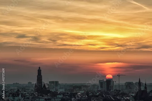 Naklejka na ścianę WROCŁAW, POLSKA - 02 kwietnia 2016: Widok z lotu ptaka Wrocławia. Miasto linia horyzontu, kościół i budynki w starym miasteczku podczas pięknego zmierzchu, Kwiecień 02, 2016 w Wrocławskim, Polska.