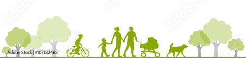 Familie mit Hund und Kinderwagen