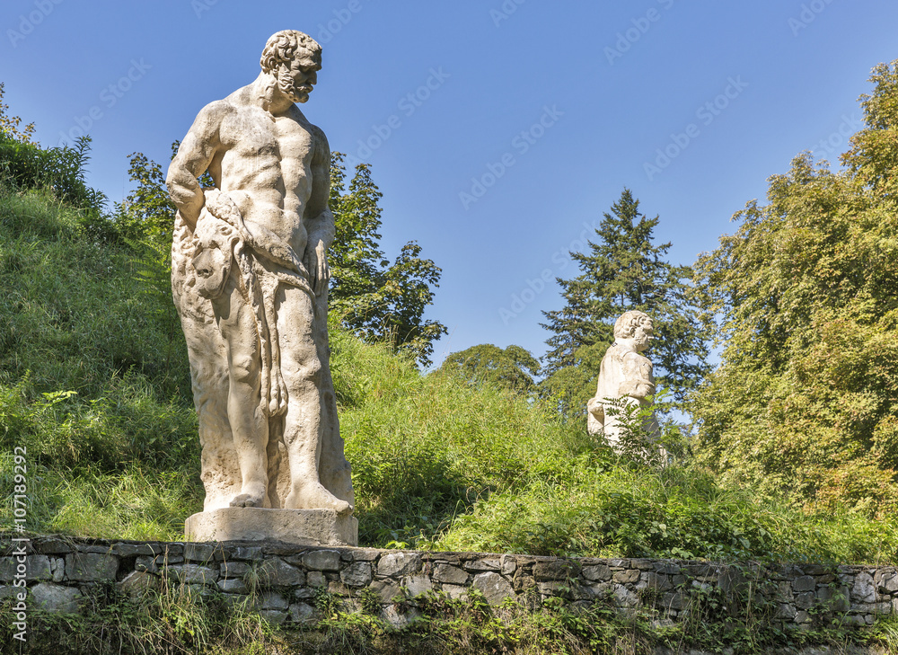 Obraz premium Stadt park man statues in Graz, Austria