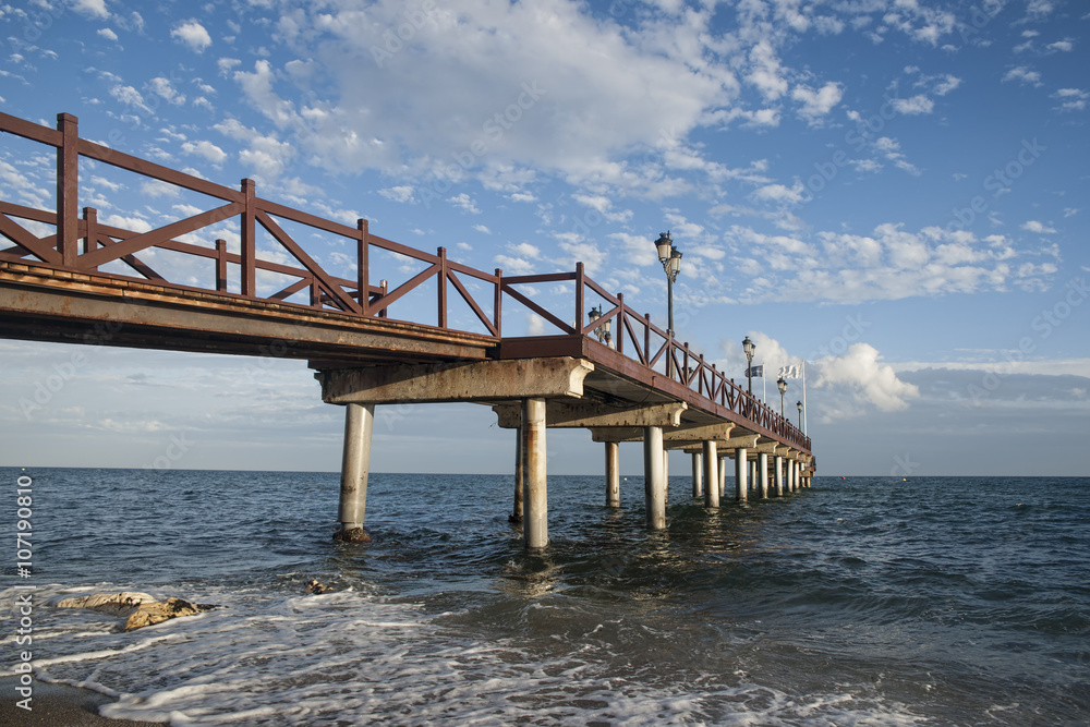 playa de Casablanca en la costa de Marbella, Andalucía